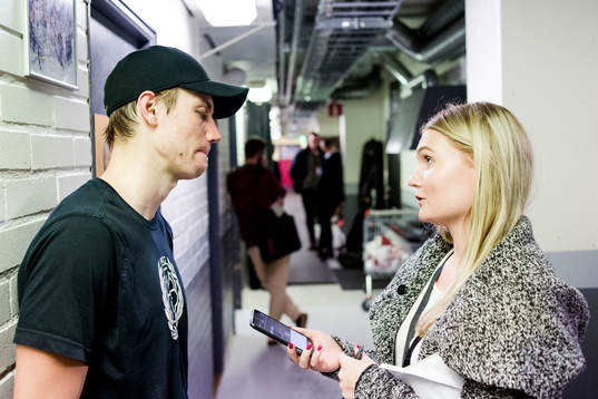 Brynäs Anton Rödin  blir intervjuad utav Expressens