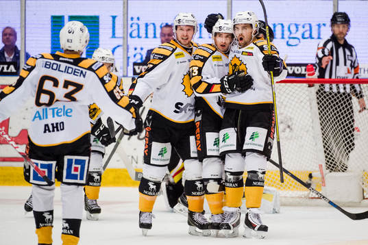 Skellefteås Terry Broadhurst och Axel Holmström jublar