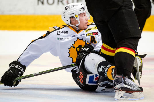 Skellefteås Pär Lindholm med benen runt Brynäs Greg Scott