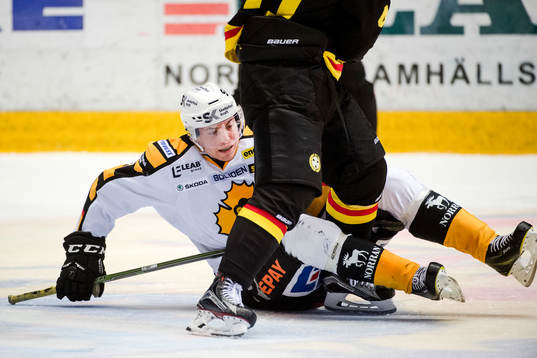 Skellefteås Pär Lindholm med benen runt Brynäs Greg Scott