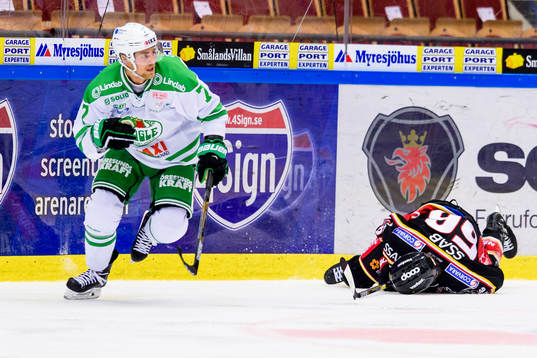 Rögles Patrick Cehlin tacklar Luleås Jonathan Sigalet så