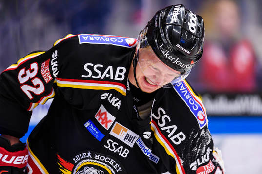 Luleås Lennart Petrell grinar illa