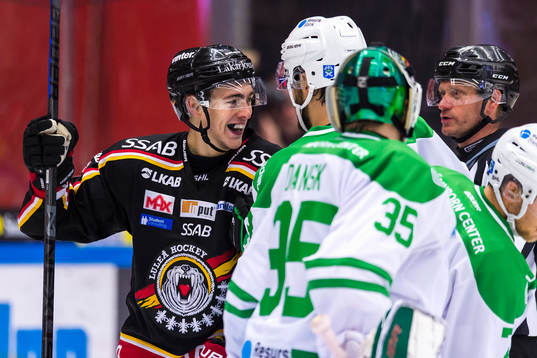 Luleås Johan Forsberg pratar med Rögles Almen Bibic