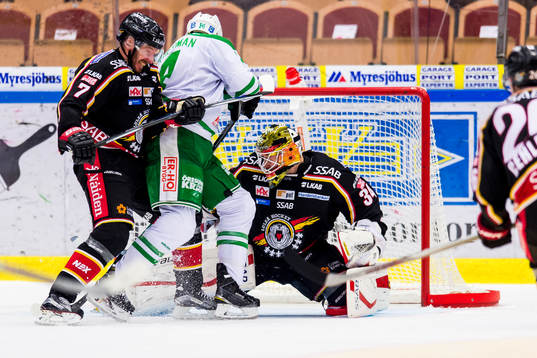 Rögles Jordan Smotherman gör 3-3 bakom Luleås målvakt
