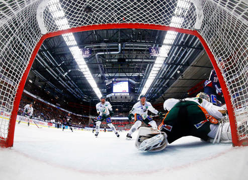 Linköpings Nick Sörensen sätter pucken i nättaket och