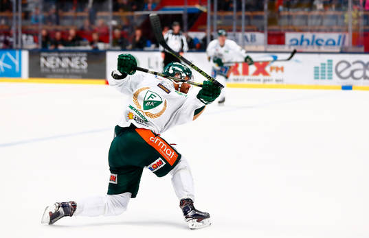 skott av Färjestads Robbie Earl skjuter av klubban