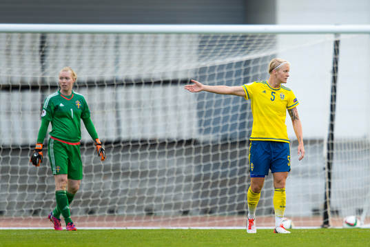 Sveriges målvakt Hedvig Lindahl och Nilla Fischer deppar