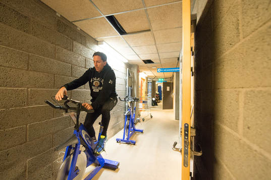 Frölundas Joel Lundqvist värmer upp innan ishockeymatchen