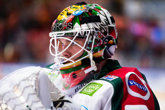 Frölundas målvakt Johan Gustafsson fokuserar