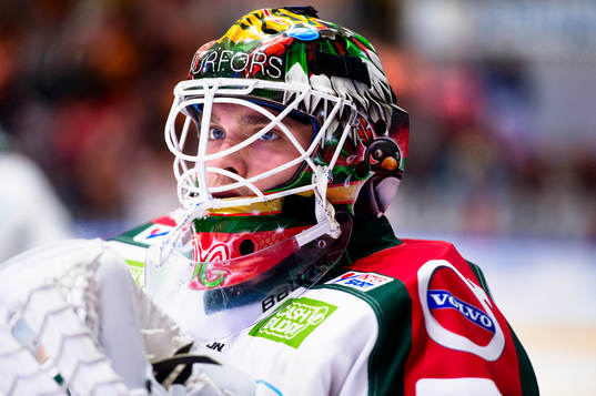 Frölundas målvakt Johan Gustafsson fokuserar