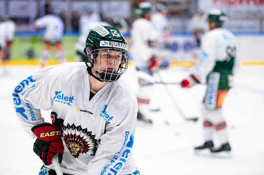 Frölundas Kristian Vesalainen värmer upp innan