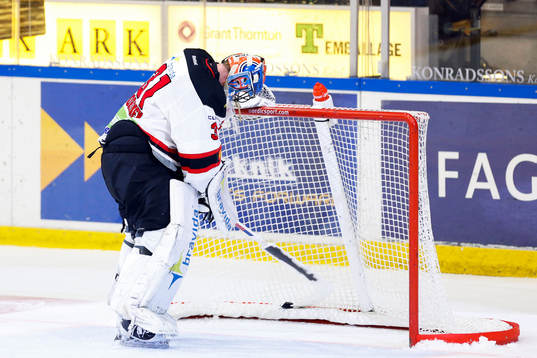 Malmö Redhawks målvakt Mika Noronen  deppar