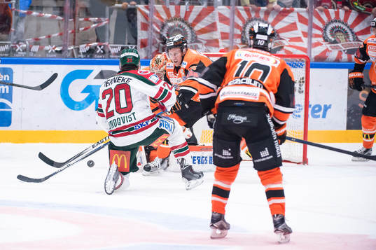 Frölundas Joel Lundqvist i kamp om pucken med Karlskronas