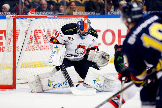 s Erik Andersson gör 3-1 bakom Malmö Redhawks målvakt
