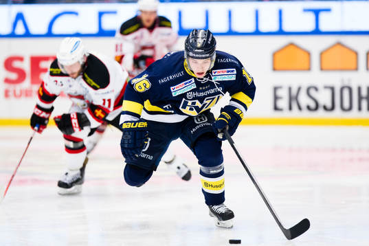 s Filip Sandberg med puck