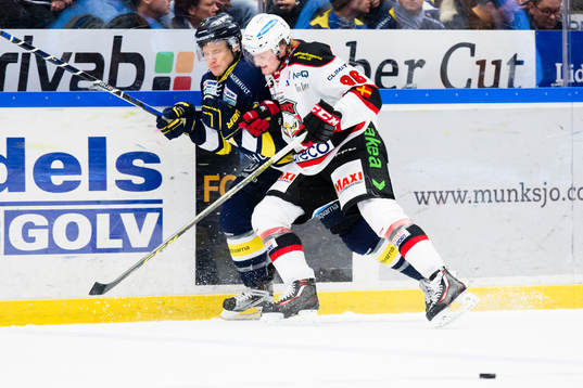 s Simon Önerud tacklas av Malmö Redhawks Kim Rosdahl