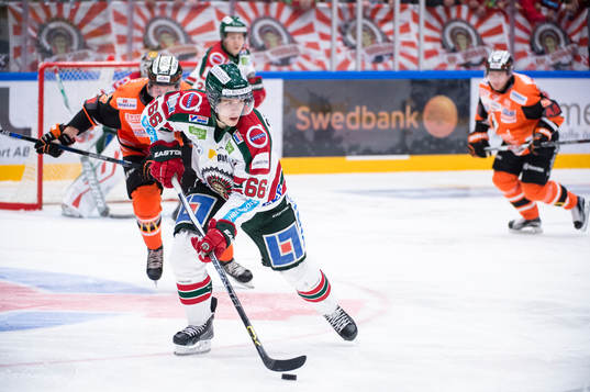 Frölundas Oscar Fantenberg med pucken