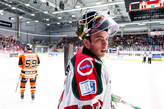 Frölundas målvakt Johan Gustafsson dricker lite vätska