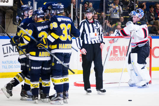 HV71 jublar och Malmö Redhawks målvakt Mika Noronen deppar