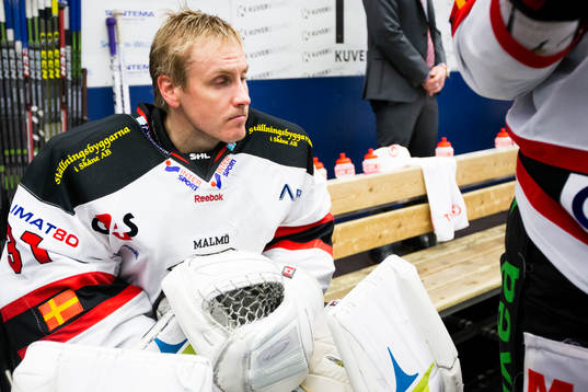 Malmö Redhawks målvakt Mika Noronen deppar