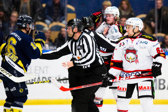 s Filip Sandberg i gruff med Malmö Redhawks Kim Rosdahl (i)