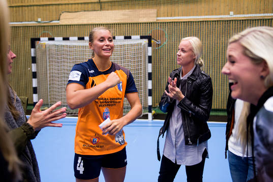 Bucarestis Isabelle Gulldén hälsar på det Caroline Seger