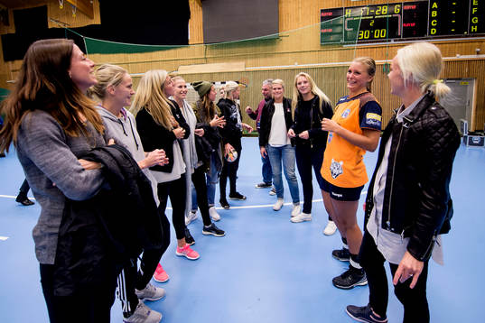 Det svenska damlandslaget i fotboll hälsar på Bucarestis