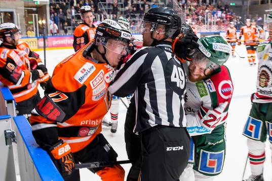 Karlskronas Joel Kellman i ett slagsmål med Frölundas