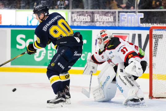 s Ted Brithén skymmer Malmö Redhawks målvakt Jonas