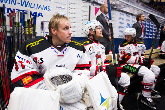 Malmö Redhawks målvakt Mika Noronen deppar