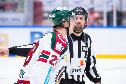 Frölundas Johan Sundström blir tillrättavisad av en