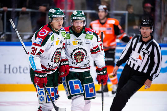 Frölundas Nicklas Lasu har gjort 1-3 och jublar när han
