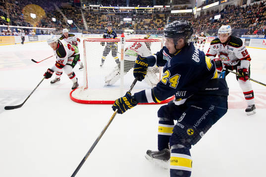 s Erik Christensen med pucken bakom Malmö Redhawks mål