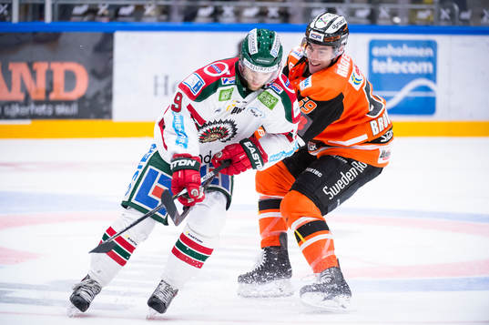 Frölundas Spencer Abbott i kamp om pucken med Karlskronas