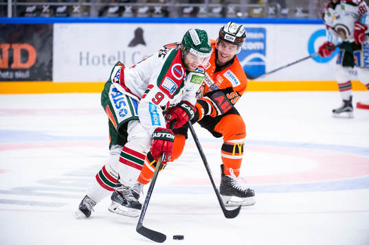 Frölundas Spencer Abbott i kamp om pucken med Karlskronas