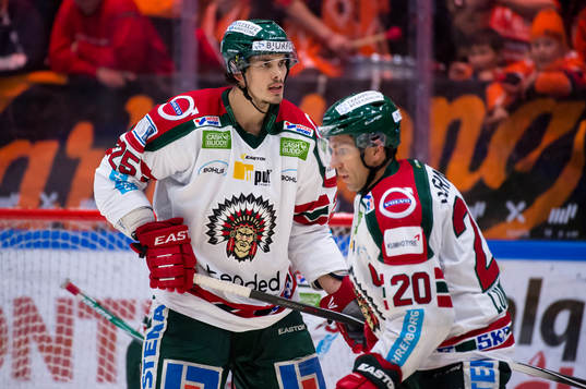 Frölundas Oliver Lauridsen med Joel Lundqvist
