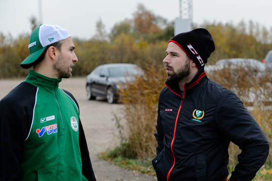 Rögles Dominik Granak (v) och Färjestads Milan Gulas (h)