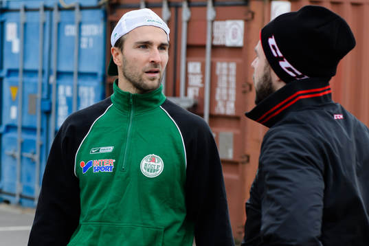 Rögles Dominik Granak (v) och Färjestads Milan Gulas (h)
