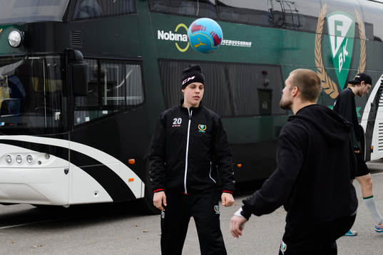 Färjestads Joel Eriksson Ek värmer upp