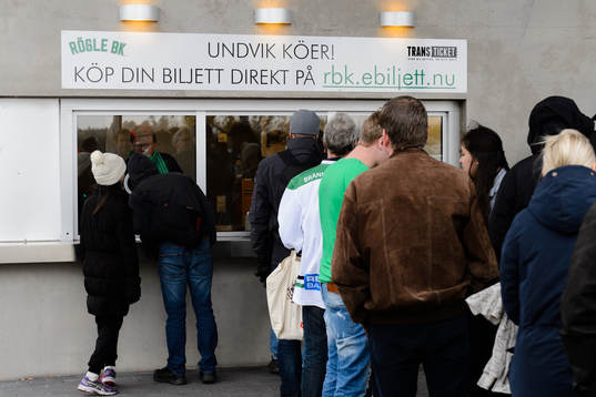 Kö till biljettkassan