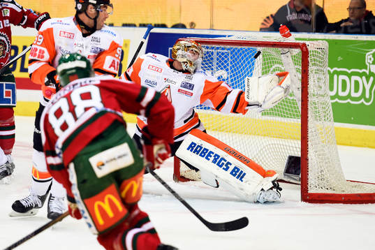 Frölundas Andreas Johnson gör 1-0 bakom Karlskronas