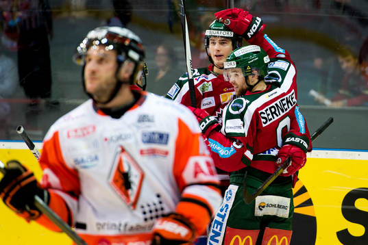 Frölundas Johan Sundström kramas om av Spencer Abbott som