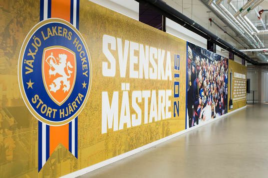 Väggtapet med Växjös klubbmärke