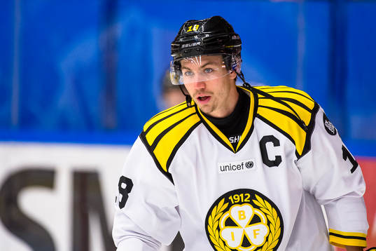 Brynäs Anton Rödin värmer upp