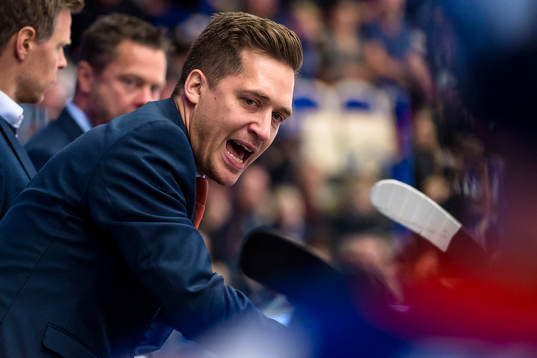 Växjös tränare Sam Hallam skriker