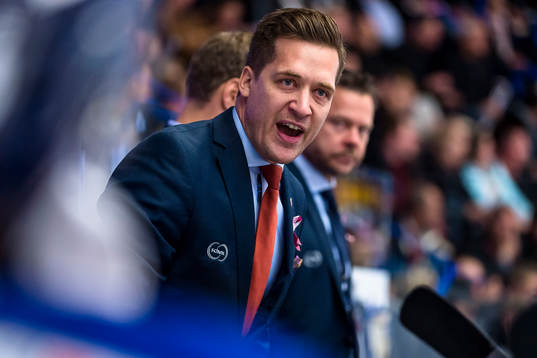 Växjös tränare Sam Hallam skriker