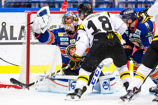 Växjös målvakt Cristopher Nihlstorp plockar ett skott