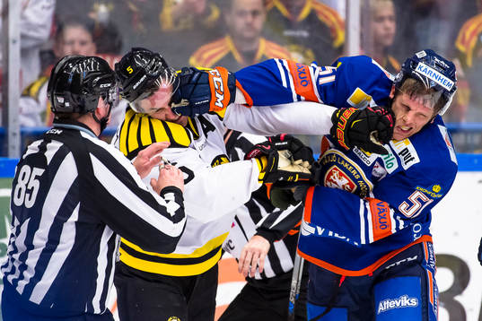 Gruff mellan Brynäs Lukas Kilström och Joey Crabb