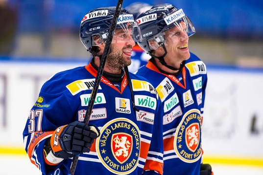 Växjös Adam Burish och Joey Crabb skrattar