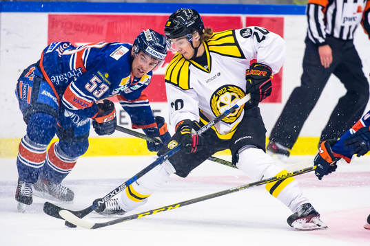 Brynäs Adam Brodecki jagas av Växjös Eddie Larsson